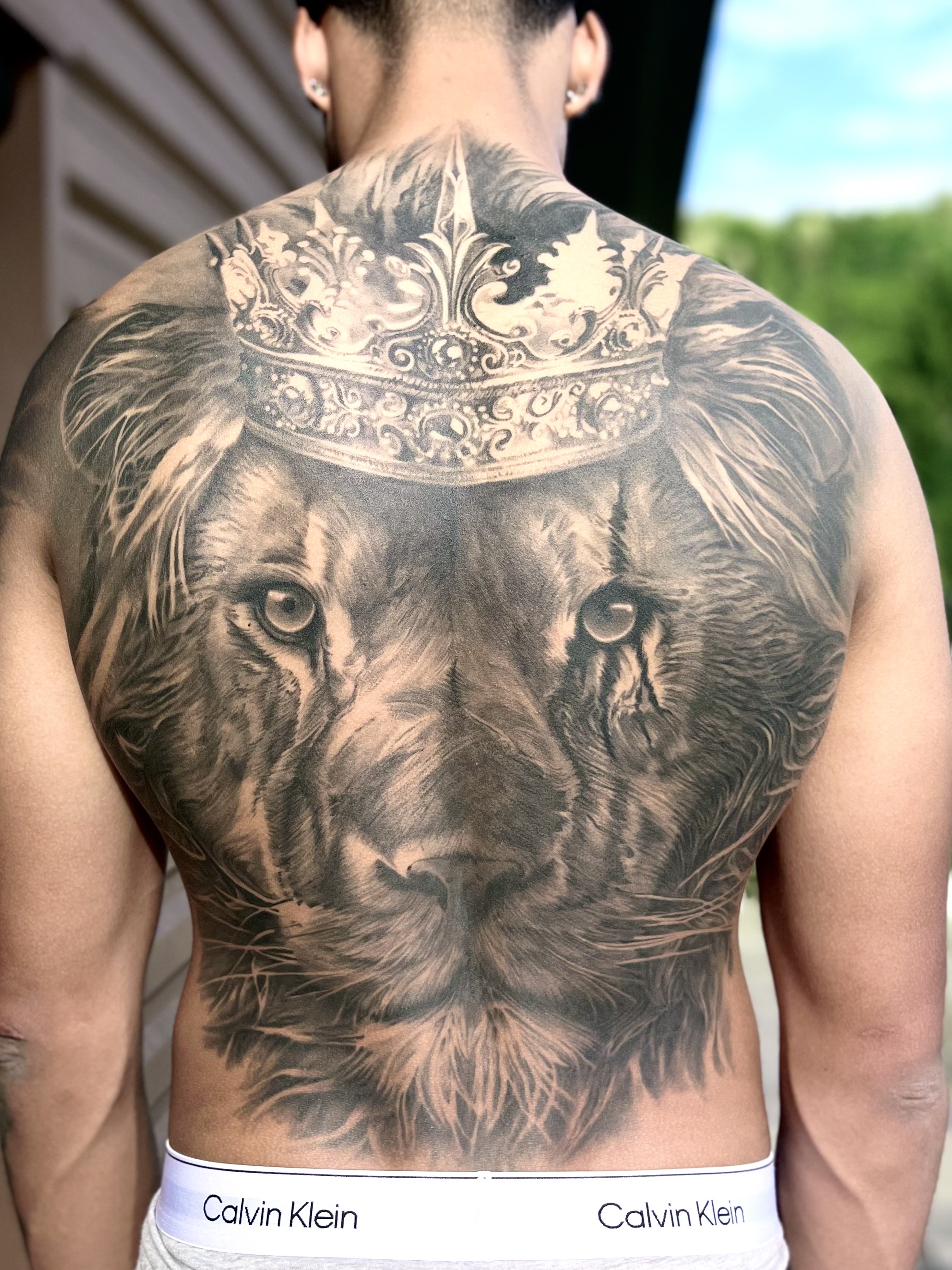Tatouage lion couronné dos complet — Loumia Tattoo