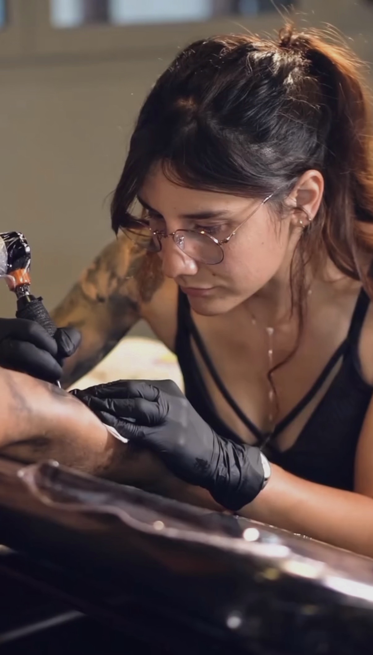 Loumia Tattoo — artiste tatoueuse en action