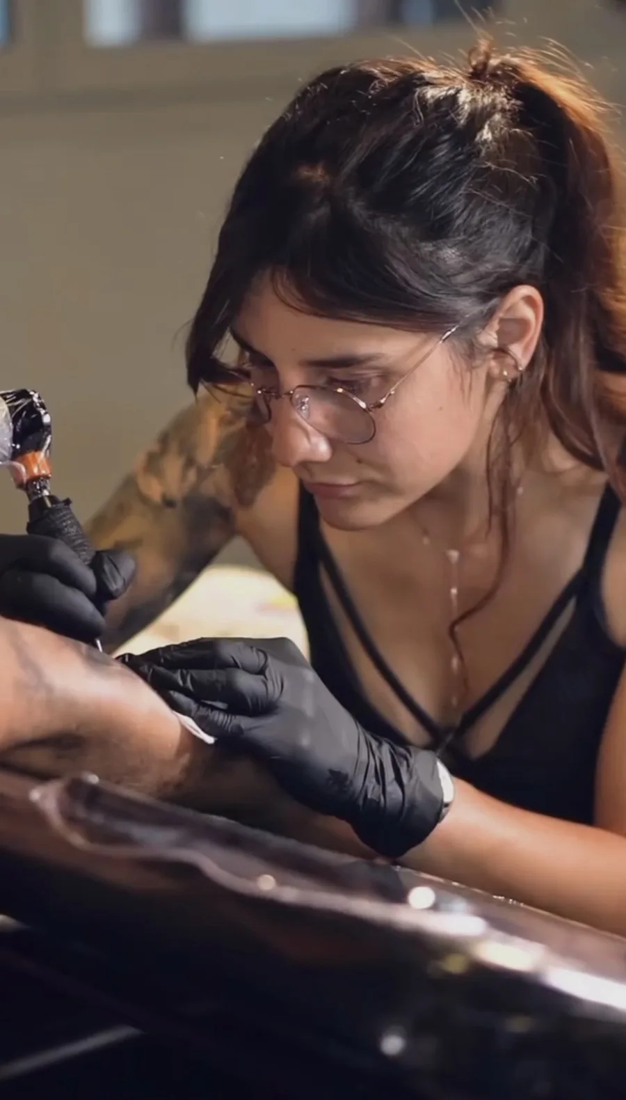 Loumia Tattoo — artiste tatoueuse en action